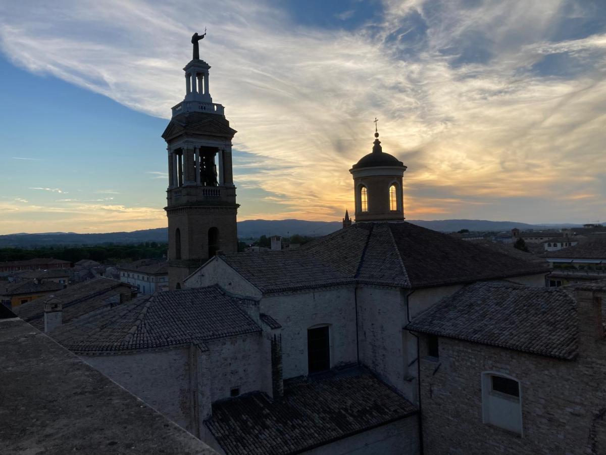 Affittacamere La Terrazza Sul Campanile Фоліньо Екстер'єр фото